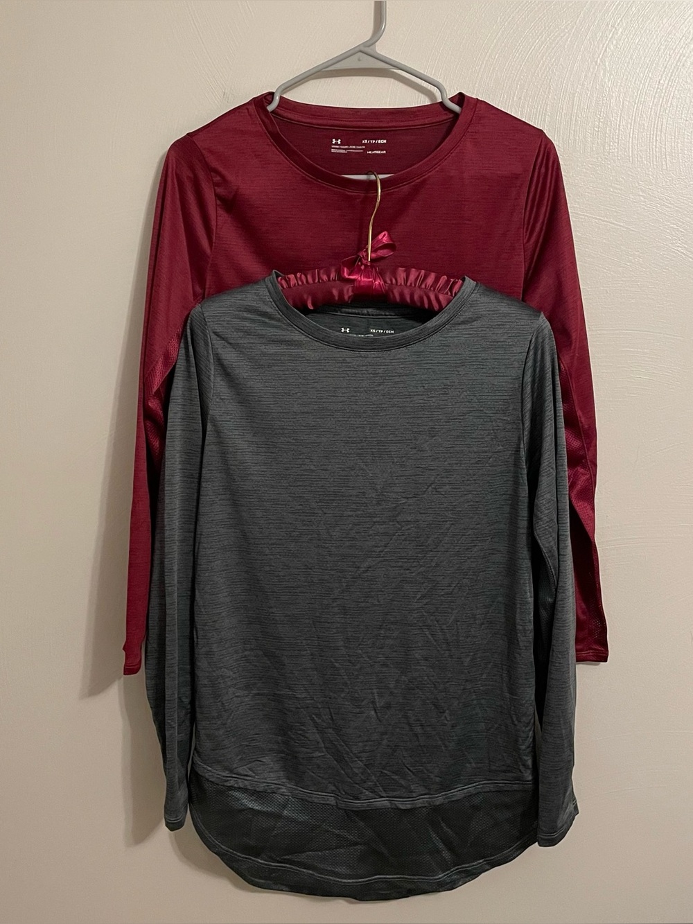 Under Armour Womenâs Long Sleeve Athletic Top Size XL Bundle